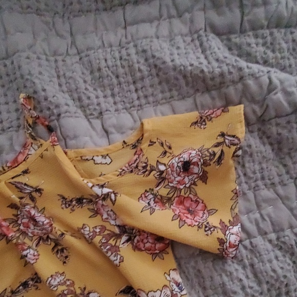 💕AUW | Cold Shoulder Floral top💕 - Picture 3 of 4